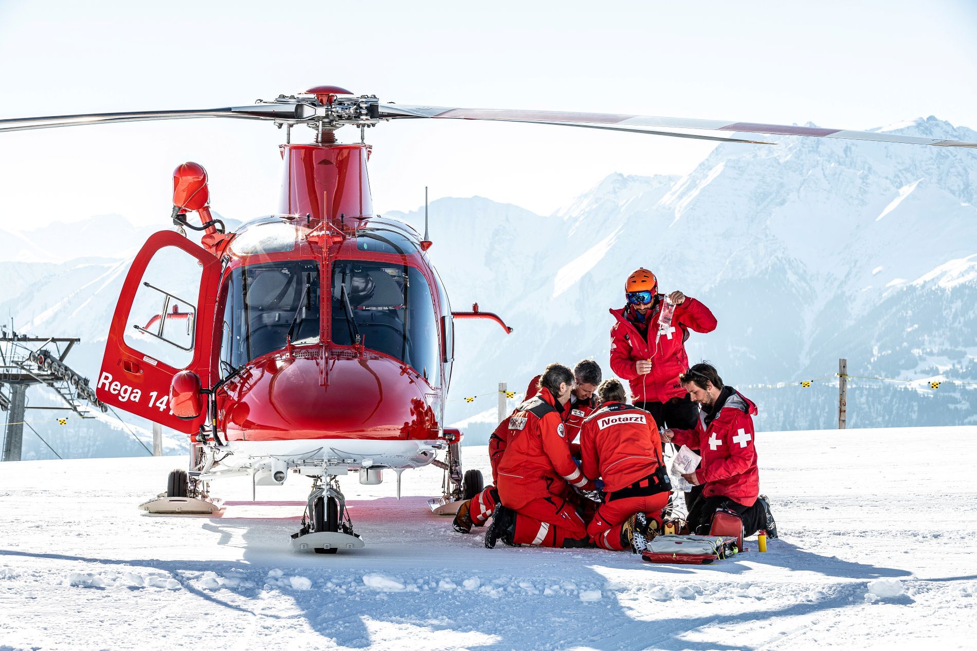 Rega_AW109_Patientenversorgung_Skipiste